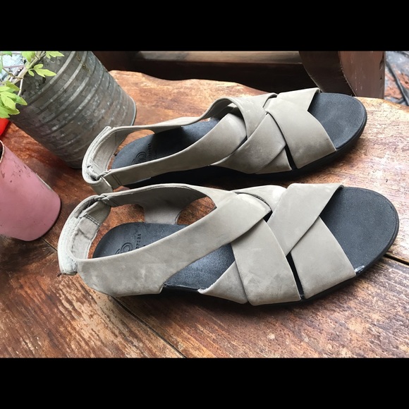 CLOUDSTEPPERS BY CLARKS, GRAY SANDALS, SIZE 8 - Picture 2 of 5